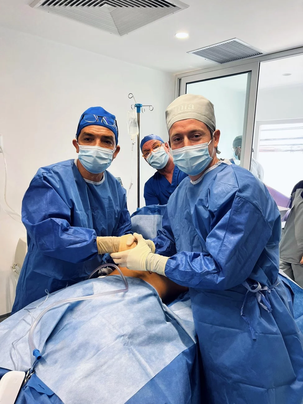 Dr Stroumza-Escoffier au bloc opératoire avec le Dr Manuel Chacón-Quirós, Costa Rica, avril 2023